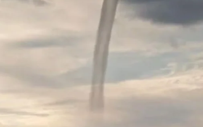 Đang đi dạo, người dân phát hiện cảnh tượng nổi da trên bầu trời