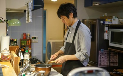 Bữa cơm cuối tuần đang ấm áp, bố bỗng nói một câu khiến lòng tôi nhói buốt, không kìm được nước mắt