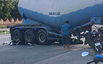Xe máy lọt thỏm dưới gầm xe đầu kéo, 2 người tử vong