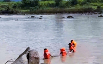 Ba học sinh rủ nhau tắm sông, 2 em chết và mất tích