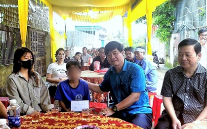 Phó Chủ tịch tỉnh Đắk Lắk "thưởng nóng" cậu bé dũng cảm cứu bạn khỏi kẻ sát nhân