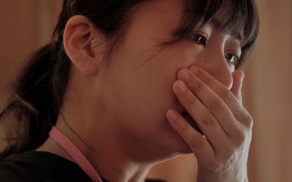 Bà mẹ U50 ôm mặt khóc sau cuộc nói chuyện với em gái: "Chỉ vì câu nói khi giận chồng, tôi và con trai trở thành người dưng nước lã"
