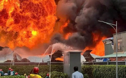 Cháy dữ dội xưởng sơn ở TPHCM, 3 người nghi bị mắc kẹt bên trong