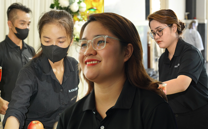 Khoảnh khắc ám ảnh của cô gái làm nghề tang lễ: Trang điểm cho học sinh lớp 6 và chiếc khăn quàng đỏ cuối cùng