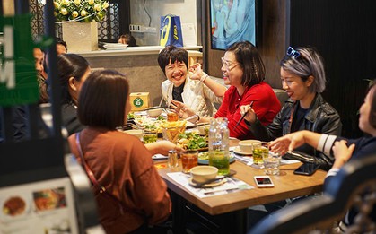 Gặp hội bạn thân cấp 3, tờ hoá đơn cùng câu nói của bạn khiến người phụ nữ 40 tuổi ra về trong tủi hờn