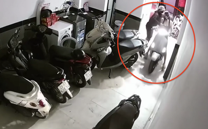 Clip gây phẫn nộ: Gã đàn ông bịt mặt xông vào chung cư mini ở Hà Nội, sàm sỡ cướp túi xách khiến cô gái hoảng loạn trong đêm