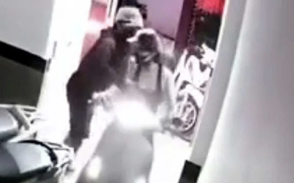 Người đàn ông bịt mặt sàm sỡ, giật túi xách 1 cô gái tại chung cư mini