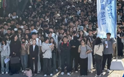 Bức ảnh được cư dân mạng truyền tay nhau nhiều nhất ngày hôm nay: Chưa bao giờ thấy cuộc sống áp lực như vậy!