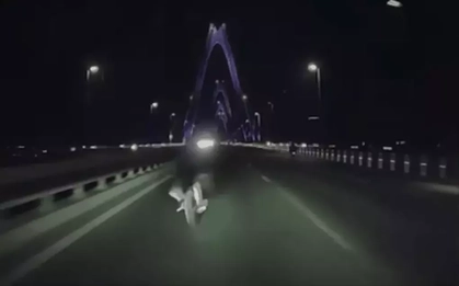Hà Nội: Đi xe đạp ngược chiều trên cầu Nhật Tân vào ban đêm, người đàn ông tử vong do va chạm với ô tô