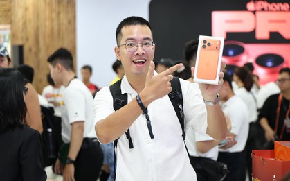 Nóng hừng hực: Các đại lý chính thức mở bán iPhone 17, hàng trăm nghìn người nhận máy