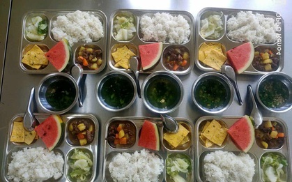 Xuýt xoa trước suất cơm SIÊU NGON tại 1 trường công lập ở Hà Nội: Thích nhất là phụ huynh được đến giám sát bếp ăn hàng tuần!