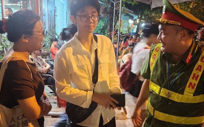 Nam thanh niên nhận lại toàn bộ giấy tờ đánh rơi trong đêm chờ xem diễu binh A80
