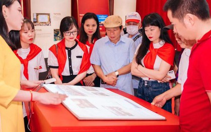 Người trẻ diện trang phục mang màu cờ sắc áo, nô nức hướng về Triển lãm “95 năm Cờ Đảng soi đường”