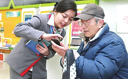 Đi rút 5 triệu sửa lại nhà dột, người đàn ông nghèo sốc khi nhân viên ngân hàng hỏi: Ông muốn tất toán toàn bộ à? Số tiền lớn lắm!