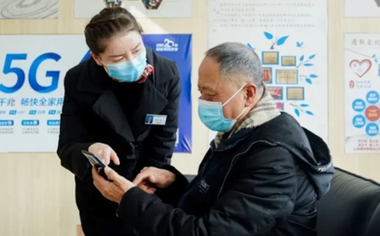 3 cụ già mang 999 tờ tiền có mệnh giá hơn 1.696 tỷ đồng đến ngân hàng gửi tiết kiệm, giao dịch viên nhận tiền nhưng sau đó báo cảnh sát