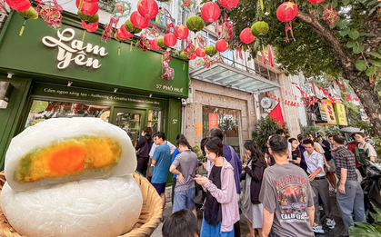 Hiện tượng bánh Trung thu đang "khuấy đảo" tại Hà Nội: Khách xếp hàng từ 6h sáng, mỗi người chỉ được mua 5 chiếc
