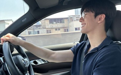 Tân sinh viên lái BMW giá 3 tỷ trong ngày đầu đi học, nhìn xuống chân thấy một thứ "không phải người giàu không hiểu được"