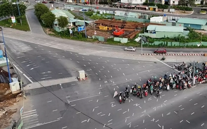 Vạch kẻ chằng chịt, người dân như đi vào mê trận ở nút giao lớn nhất TPHCM