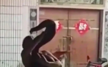 Đi đám cưới, cô gái trẻ bị con trăn "khủng" cắn vào mặt và cái kết bất ngờ