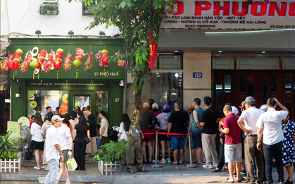 [CLIP] Cuộc đua bánh Trung thu ở Hà Nội: Biết Lam Yên hot rồi, nhưng Bảo Phương còn kín khách xếp hàng như mọi năm?