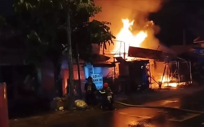 TPHCM: Cháy lớn tại chợ Xuân Thới Sơn, nhiều ki-ốt bị thiêu rụi