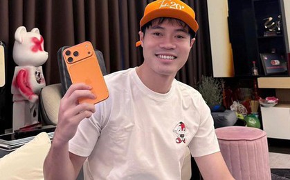 Văn Toàn khoe iPhone 17 mới cứng, hóa ra Hòa Minzy mới là người “quẹt thẻ”: Trừ thẳng 70 triệu vào nợ!