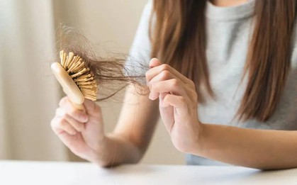 Tóc rụng lả tả chưa chắc là do thiếu chất, 4 thói quen vô tình này khiến tóc của bạn rụng nhiều hơn, điều thứ 3 lắm người mắc nhất