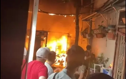Hà Nội: Lửa bao trùm ngôi nhà trong ngõ ở phố Lạc Long Quân