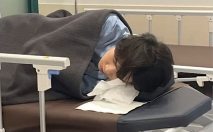 Chàng trai 25 tuổi "kiệt sức" vì lúc nào cũng… online