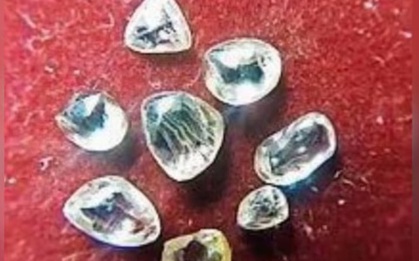 Nữ công nhân nghèo bất ngờ đổi đời sau khi tìm thấy 8 viên kim cương