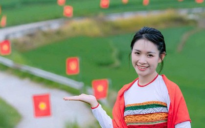 Du khách thích thú với đường cờ Tổ quốc đẹp như tranh vẽ ở Pù Luông