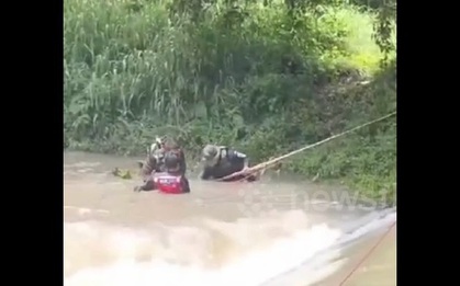Vợ bị nước lũ cuốn trôi, người chồng có hành động khó tin