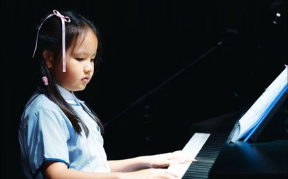 Bé gái Việt chơi đàn gây sốt MXH: Thì ra có mẹ là siêu mẫu, bố đại gia trăm tỷ, theo học trường đắt đỏ thế này!