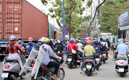 201 xe máy nào đi trên vỉa hè ở TP HCM bị Đội CSGT Hàng Xanh ghi hình?