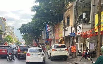 Tai nạn liên hoàn giữa 2 ô tô và nhiều xe máy ở Hà Nội, 4 người bị thương