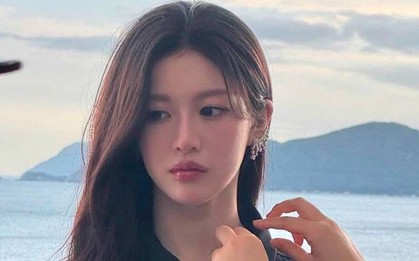 Ảnh chụp vội của sao nữ mặt kim cương: Netizen ví như "được dát vàng vào mắt"