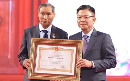 Huấn luyện viên Mai Đức Chung được trao tặng danh hiệu Anh hùng Lao động