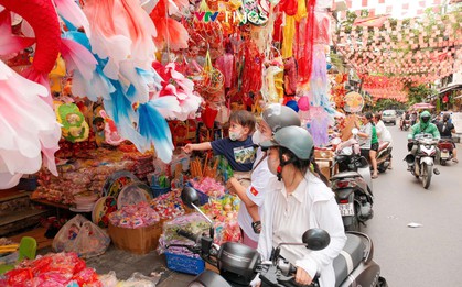 Nhộn nhịp không khí mua sắm đồ trang trí Trung thu trên phố Hàng Mã
