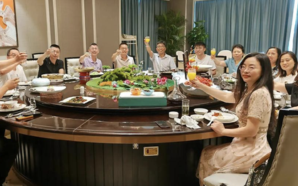 Họp lớp được hỏi lương, tôi định nói 10 triệu đồng thì vợ trả lời thay: “90 triệu/tháng”, về nhà nhận được tin nhắn từ cảnh sát mà “điếng người”
