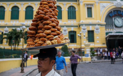 Kiểu bán bánh đội mâm cao như làm xiếc ở miền Tây: 2 loại bánh tuổi thơ khiến ai cũng phải ùa ra mua