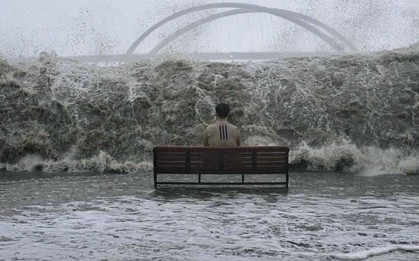 Bức ảnh khó hiểu trong siêu bão Ragasa