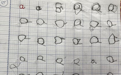 Được yêu cầu viết chữ cái "a", học sinh lớp 1 ngoáy vài đường khiến cô giáo hốt hoảng: "Cô thua em rồi!"