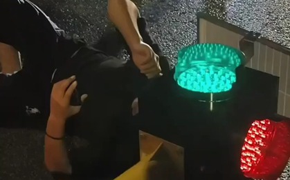 Vụ tai nạn kỳ lạ: Người đàn ông kẹt đầu trong đèn giao thông, mất gần một giờ để giải cứu