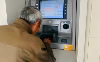 Cụ ông gửi 600 triệu vào tài khoản của con gái, 1 ngày sau nhận lại đúng 600 triệu: Cuộc điện thoại tiết lộ sự thật xót xa!