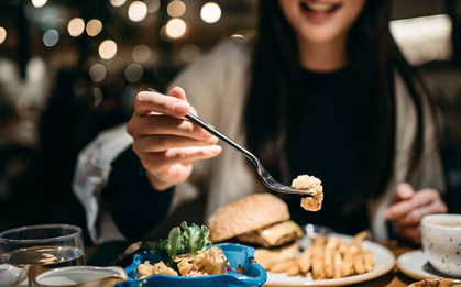 Ăn tối sau 8 giờ có hại không?