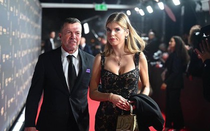 Huyền thoại bóng đá 5 đời vợ vẫn “gây sốt” khi sánh đôi bạn gái kém gần 40 tuổi