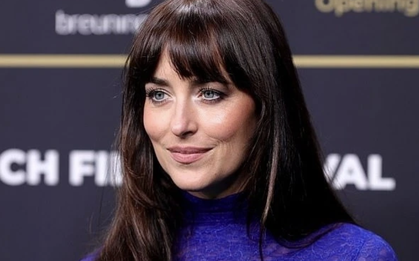 Chiếc váy ren xuyên thấu gây tranh cãi của mỹ nhân ‘50 sắc thái’