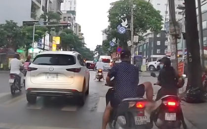 Không đội mũ bảo hiểm còn húc xe, dọa đạp phụ nữ