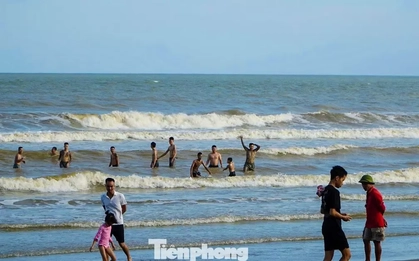 Ngư dân lo 'chạy' bão, du khách vẫn tắm biển Sầm Sơn