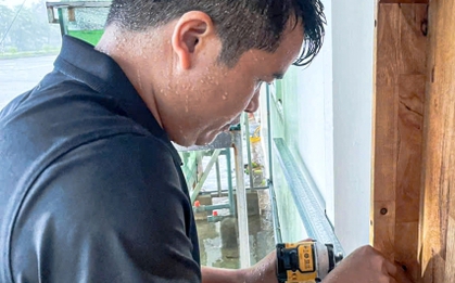 Hàng quán 'cửa đóng then cài', người Nghệ An hối hả ứng phó bão Bualoi